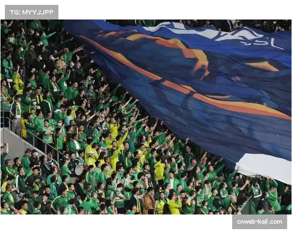 通讯：安菲尔德的不眠夜——利物浦晋级后，球迷自发清理看台垃圾